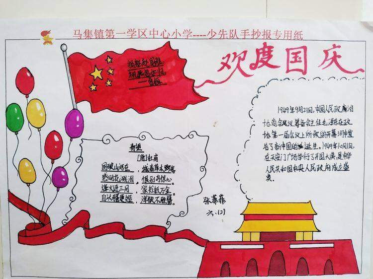 章子怡看秀造型,穿雨衣抱小熊布偶,时尚俏皮哪像孩子妈